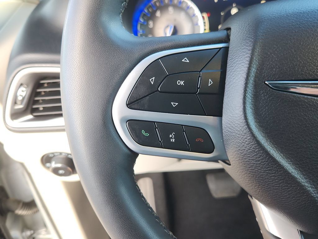 Used 2024 Chrysler Pacifica Touring-L FWD image 20