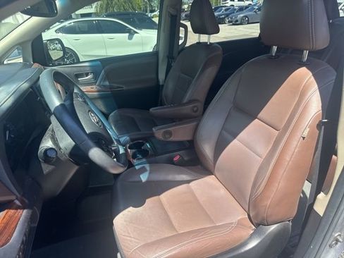 Used 2017 Toyota Sienna Limited image 17