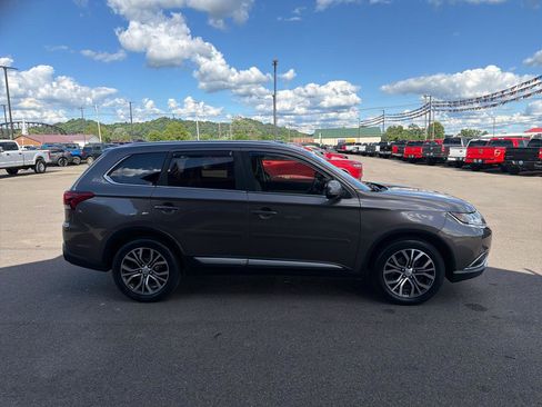 Used 2017 Mitsubishi Outlander SEL AWD/4WD image 19