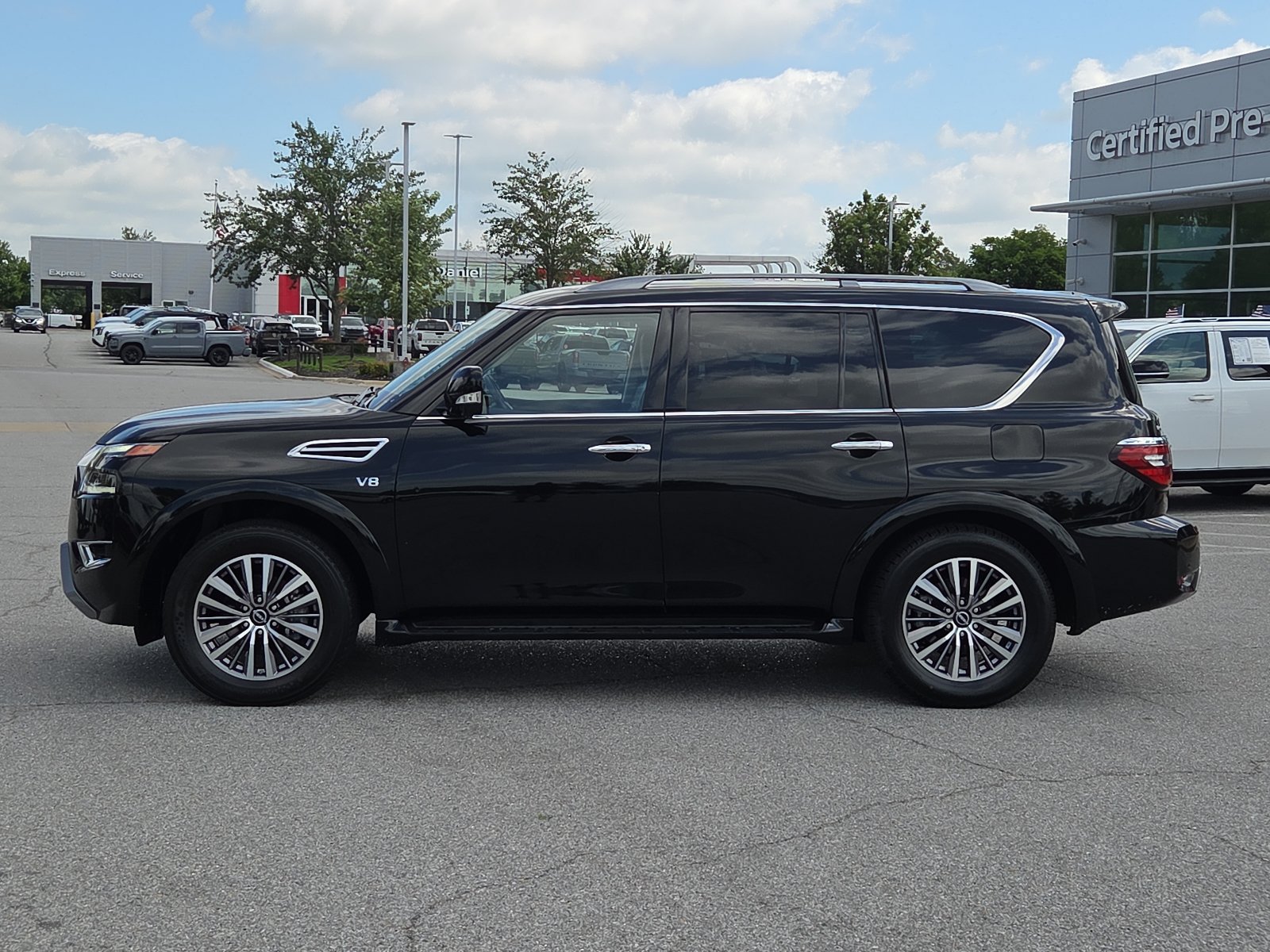 Used 2022 Nissan Armada SL w/ Captain's Chairs Package AWD/4WD image 3