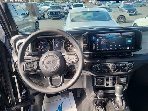 Used 2025 Jeep Gladiator Sport image 11