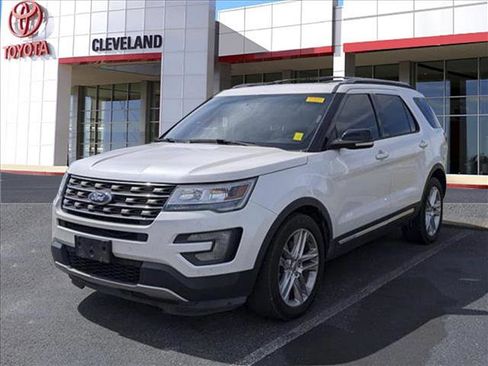 Used 2016 Ford Explorer XLT w/ Equipment Group 202A FWD image 4