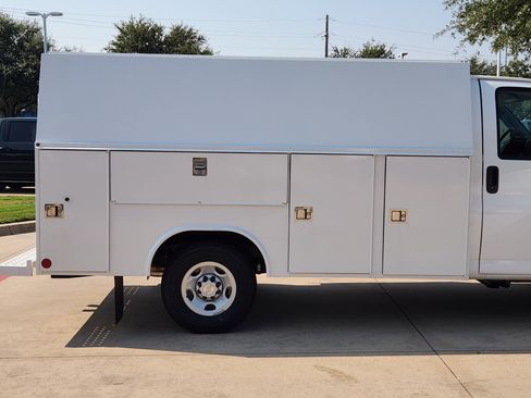 New 2025 Chevrolet Express 3500 image 13