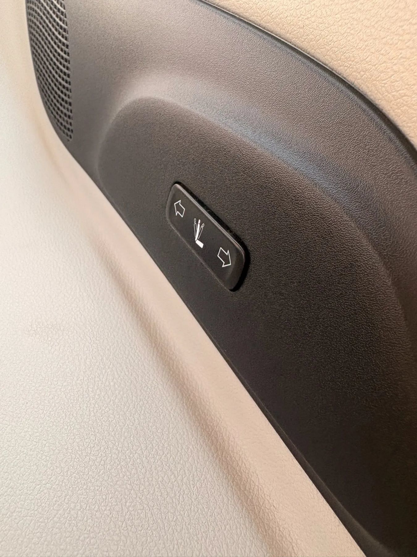 Used 2017 Chrysler Pacifica Limited w/ Advanced Safetytec Group FWD image 46