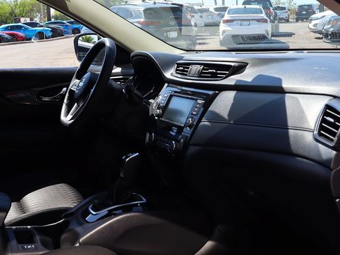 Used 2020 Nissan Rogue SV FWD image 32