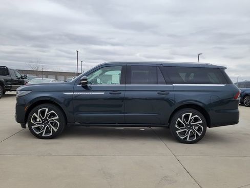 New 2026 Lincoln Navigator L Reserve AWD/4WD image 6