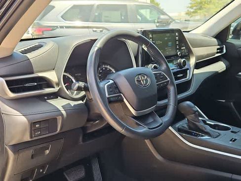 Used 2022 Toyota Highlander XLE FWD image 10