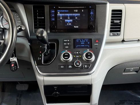 Used 2017 Toyota Sienna LE FWD image 27