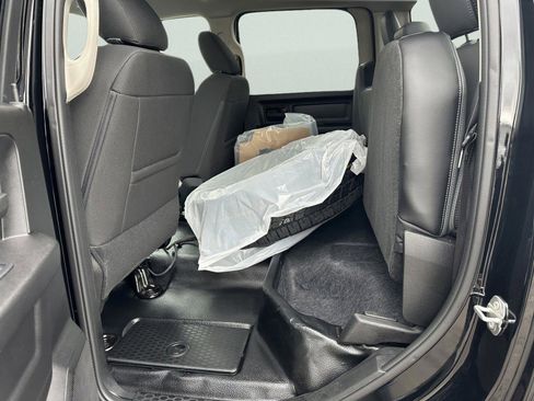 Used 2023 RAM 1500 4x4 Crew Cab Classic w/ Chrome Appearance Group image 12