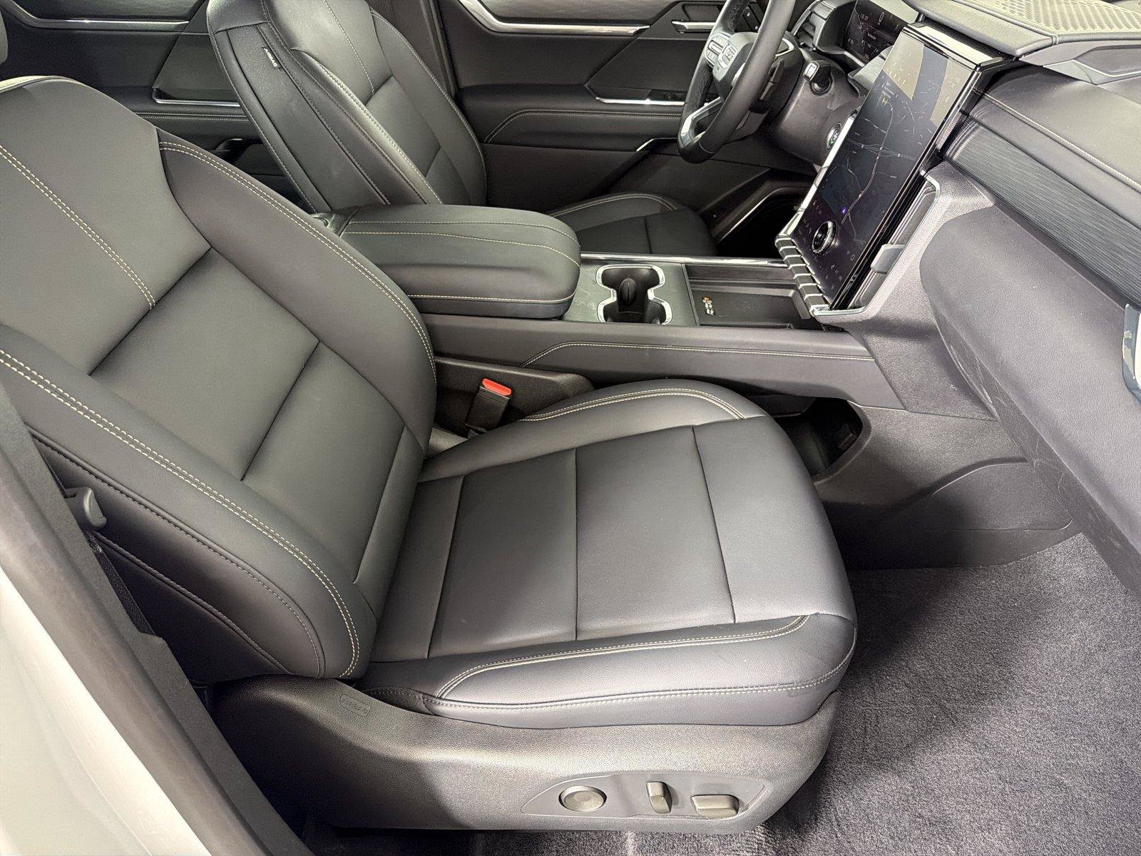 Used 2025 GMC Acadia Elevation w/ Elevation Premium Package FWD image 11