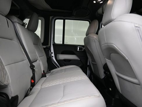Used 2022 Jeep Wrangler Unlimited Sahara image 17