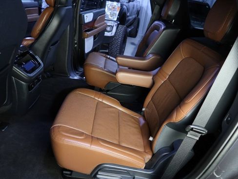 Used 2024 Lincoln Navigator Reserve AWD/4WD image 17