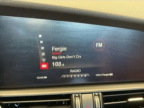 Used 2018 Alfa Romeo Giulia image 9