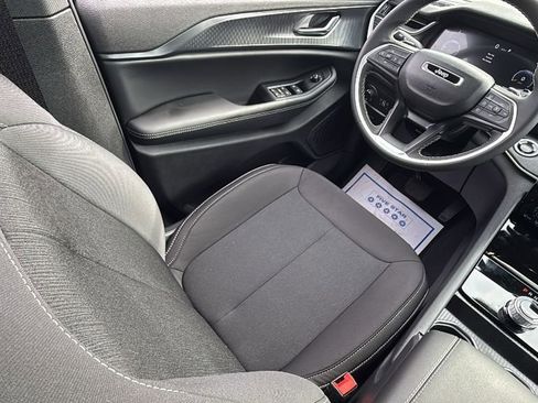 New 2025 Jeep Grand Cherokee L Laredo image 16