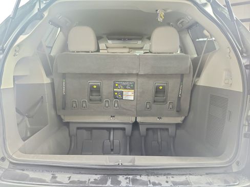 Used 2020 Toyota Sienna XLE Premium FWD image 56