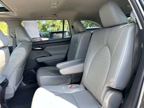 Used 2024 Toyota Highlander XLE FWD image 39