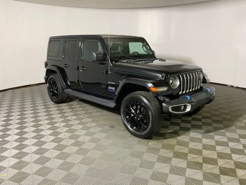 Used 2023 Jeep Wrangler Unlimited Sahara AWD/4WD image 4