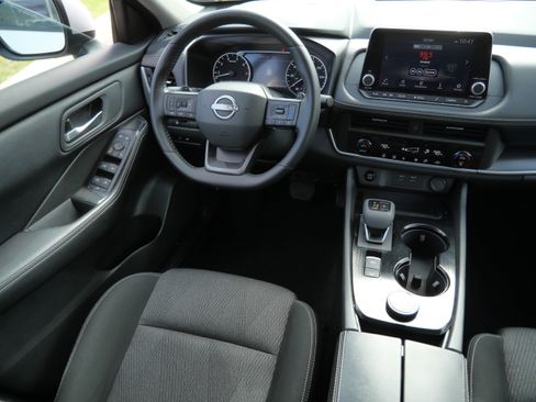 Used 2025 Nissan Rogue SV AWD/4WD image 9