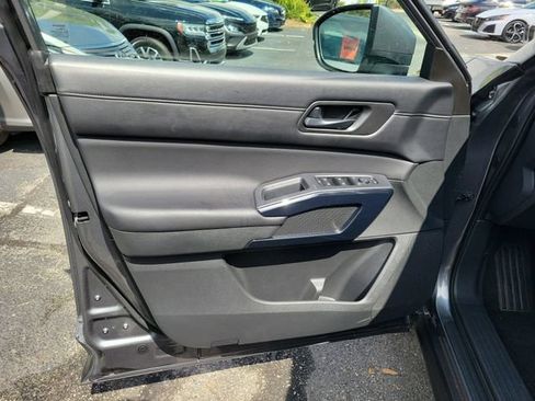 Used 2025 Nissan Pathfinder SV image 9