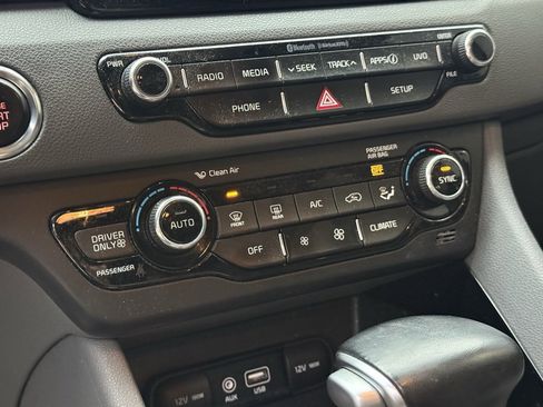 Used 2017 Kia Niro EX image 19