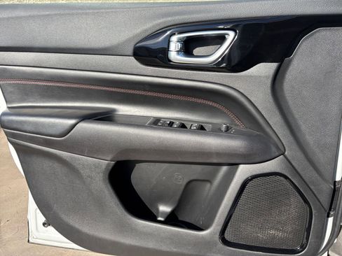 Used 2025 Jeep Compass Trailhawk image 18