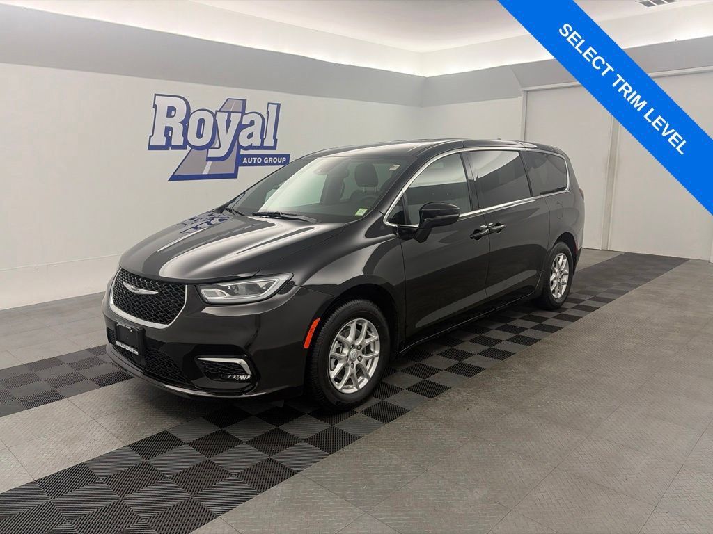 Used 2025 Chrysler Pacifica Select FWD image 1
