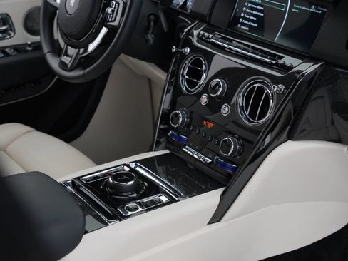 Used 2021 Rolls-Royce Cullinan Black Badge AWD/4WD image 45