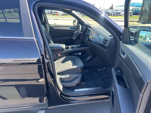 Used 2025 Volkswagen Atlas Cross Sport SE AWD/4WD image 29