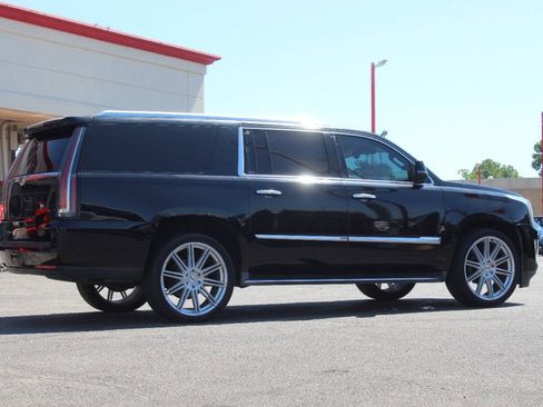 Used 2016 Cadillac Escalade ESV Luxury RWD image 3