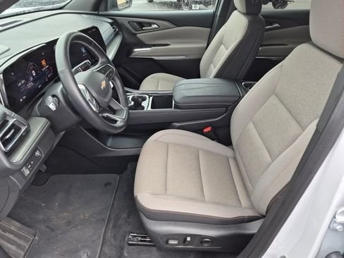 Used 2025 Chevrolet Traverse LT FWD image 12
