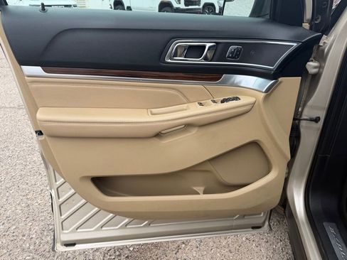 Used 2017 Ford Explorer Limited image 9