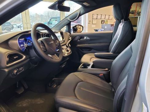 Used 2026 Chrysler Voyager LX image 4