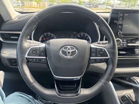 Used 2020 Toyota Highlander XLE AWD/4WD image 11