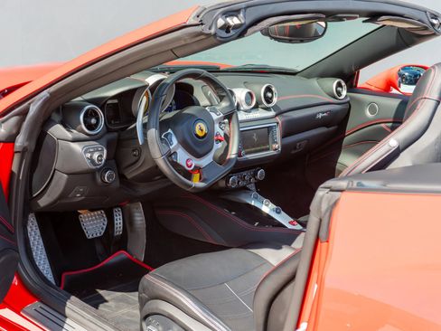 Used 2017 Ferrari California T RWD image 65