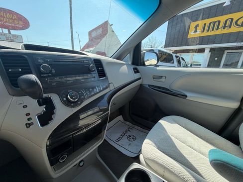 Used 2014 Toyota Sienna LE FWD image 24