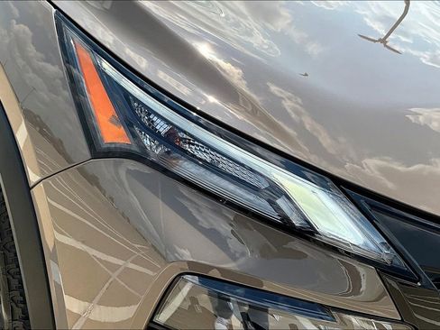 Used 2025 Nissan Rogue SV image 39