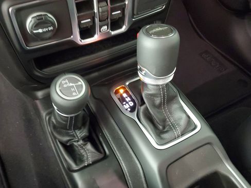 New 2025 Jeep Gladiator High Tide image 17