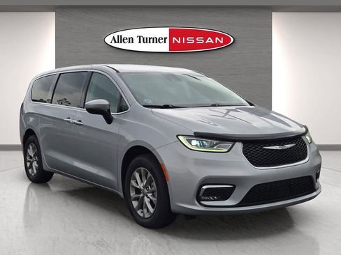 Used 2023 Chrysler Pacifica Touring-L image 2