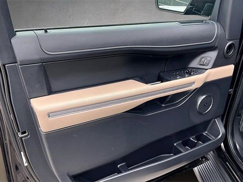 Used 2024 Ford Expedition Limited image 17