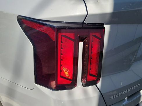 Used 2025 Kia Sorento S FWD image 10
