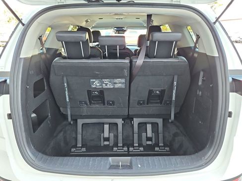 Used 2024 Kia Carnival LX image 31