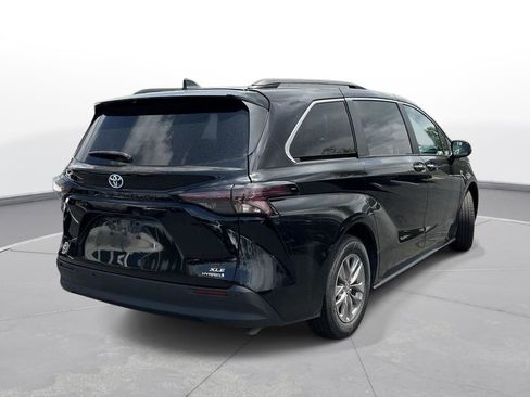 Certified 2024 Toyota Sienna XLE FWD image 6