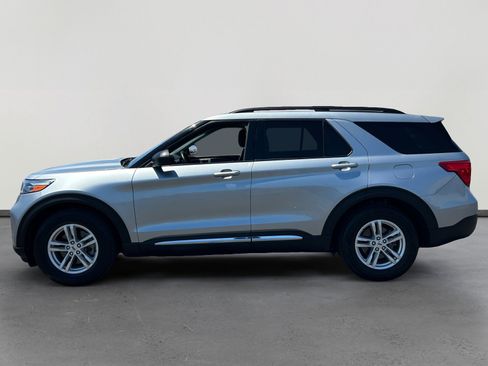 Used 2024 Ford Explorer XLT w/ Equipment Group 202A RWD image 2