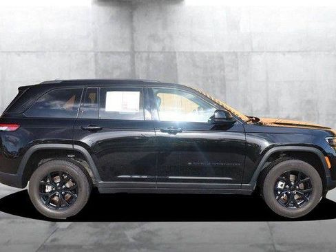 Used 2025 Jeep Grand Cherokee Altitude AWD/4WD image 5