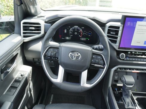 Used 2025 Toyota Sequoia 4WD image 20