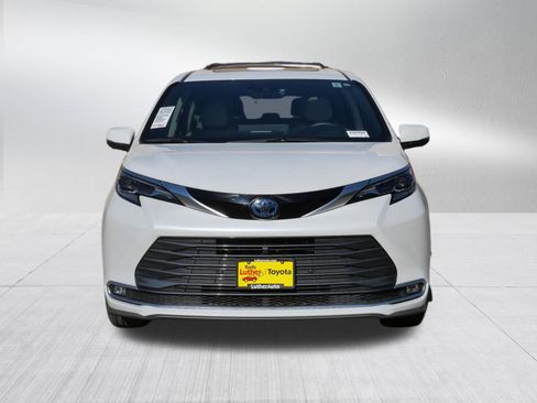 Certified 2025 Toyota Sienna Platinum FWD image 2