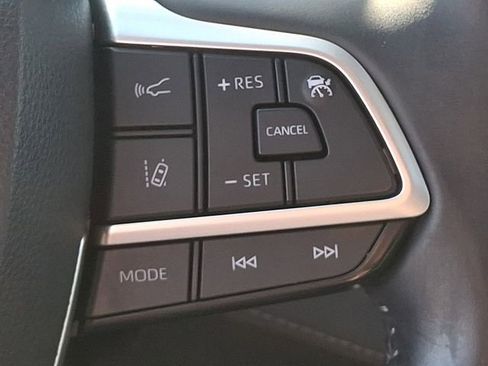 Used 2022 Toyota Highlander XLE AWD/4WD image 23