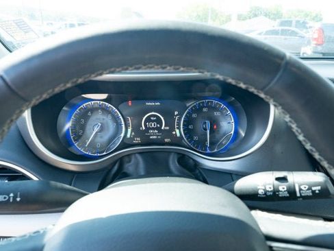 Used 2023 Chrysler Pacifica Touring-L FWD image 19