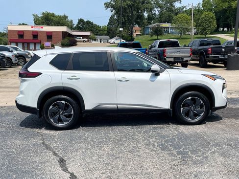Used 2024 Nissan Rogue SV FWD image 4