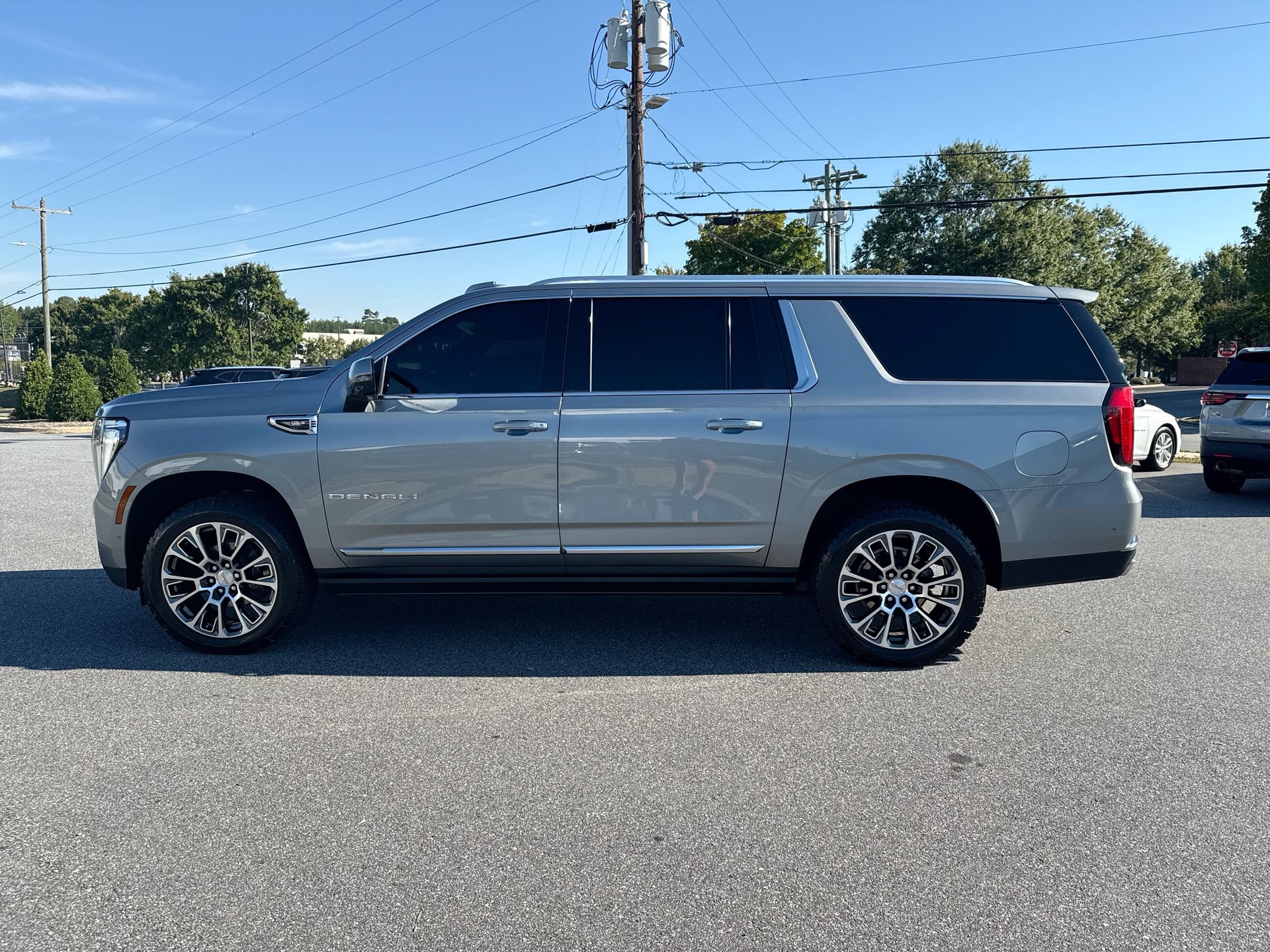 Certified 2025 GMC Yukon XL Denali w/ Denali Reserve Package AWD/4WD image 4